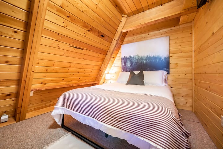 Obe spálne ponúkajú úplne nové, super pohodlné matrace, kvalitnú posteľnú bielizeň a čistú bielizeň pre vaše pohodlie. Spálňa na prízemí má nástenný televízor s Roku, takže sa môžete prihlásiť do svojich účtov v aplikáciách ako Hulu, Netflix a Sling TV.