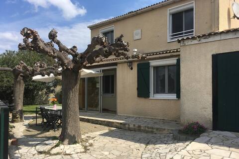NIMES - Family villa with garden and pool