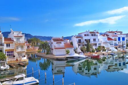 T2 neuf, avec vélos, plage à pied, central