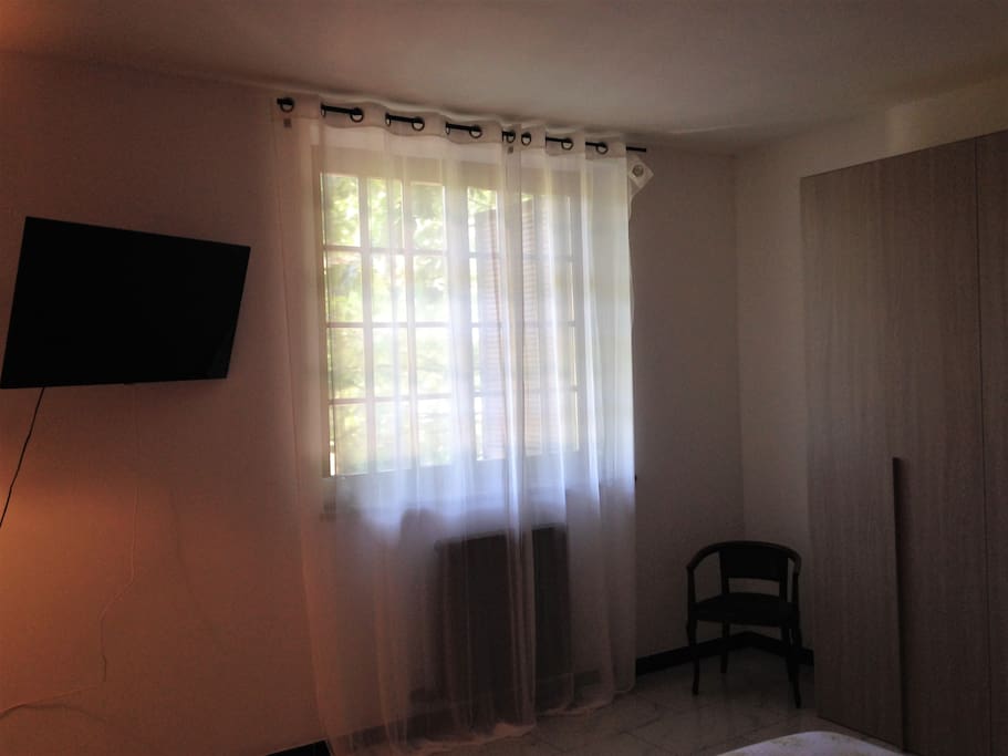 doppia finestra e TV fronte letto