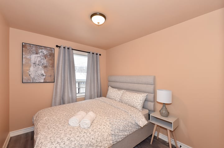 Cama tamaño queen en el piso principal