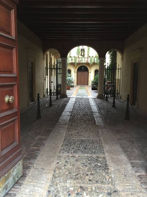 L'androne - The historical entrance