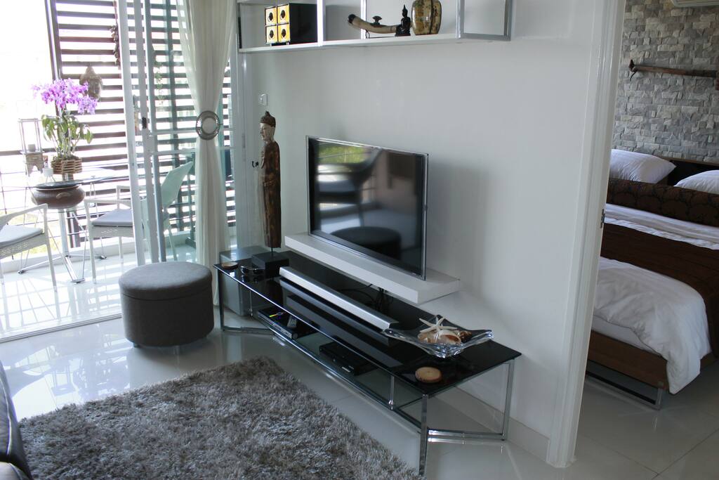 Flat screen TV with bluetooth soundbar