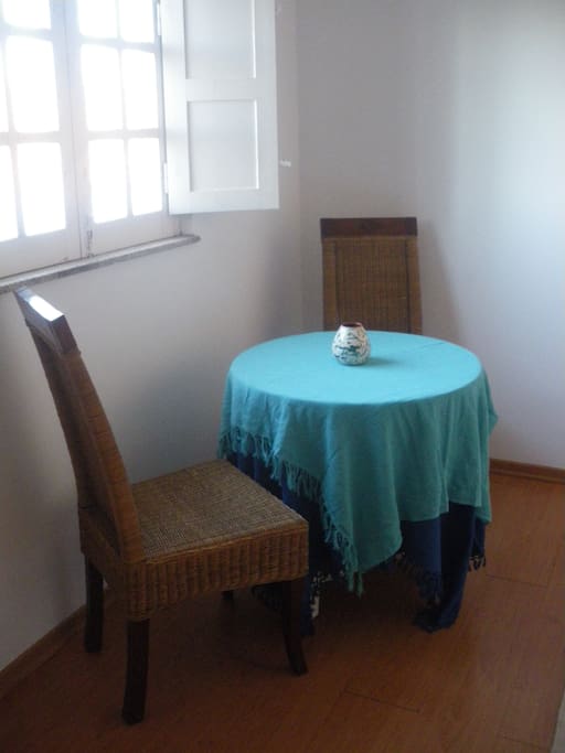 Table to eat , rest or work.
Mesa para comer, descansar ou trabalhar.