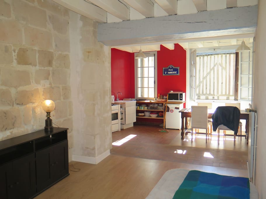 Une pièce à vivre avec la cuisine en enfilade.