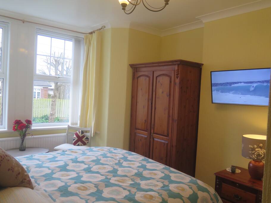 Comfortable seating area with view towards the cliffs
