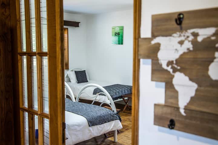 Mlango wa kuingia kwenye chumba kikubwa cha kulala. 