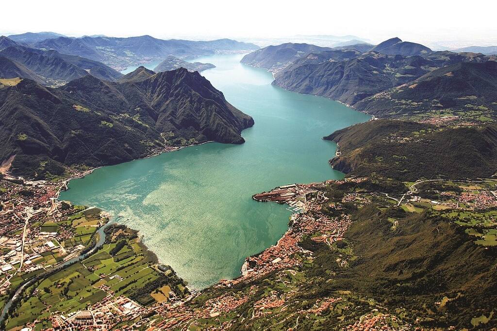 Lago d’Iseo...
Noi lacustri siamo amanti del lago nel suo insieme e siamo orgogliosi delle bellezze che ogni singolo paese, borgo o cittadina conservate con amore. Non resta che goderseli tutti in un giro completo del lago, in giornate che sicuramente si rivelerànno indimenticabili e sorprendenti per ognuno di voi.