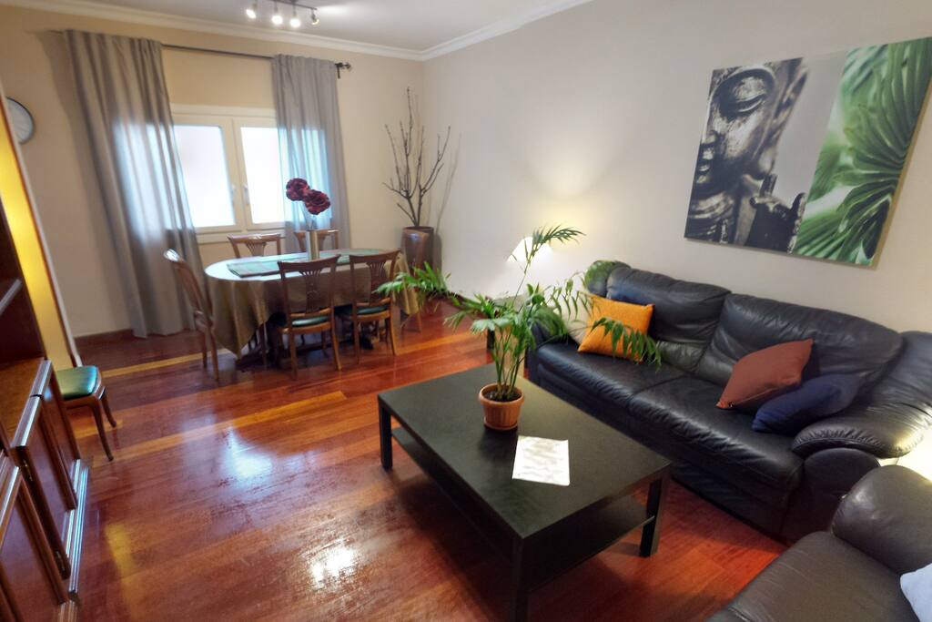 LIVING ROOM. VIEW 1