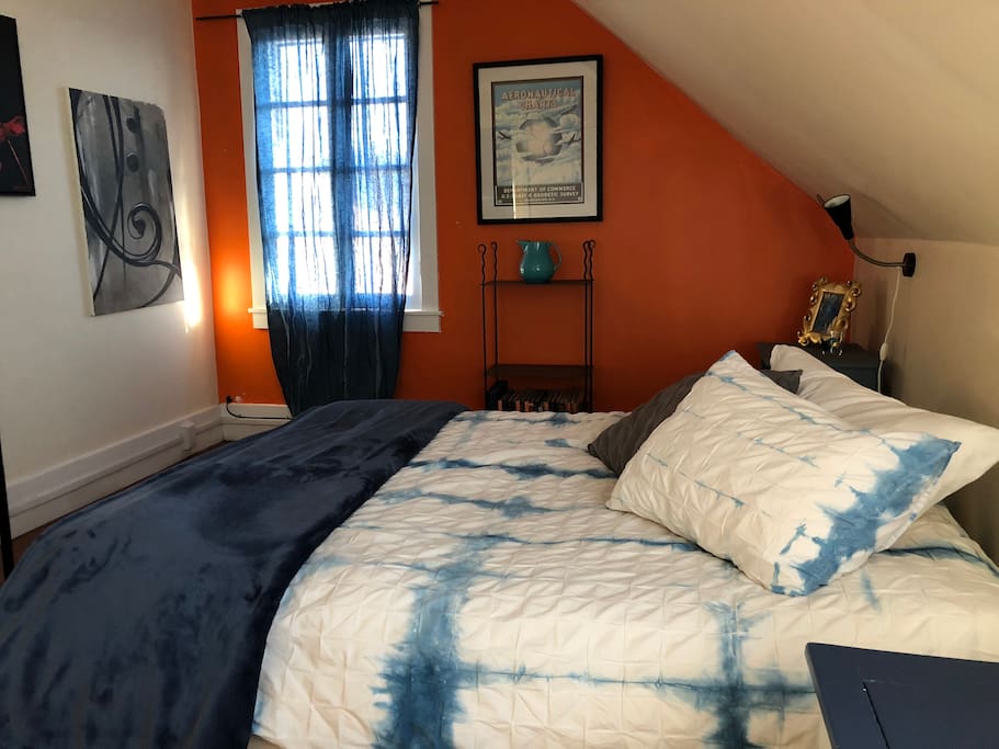 Large upstairs room with queen bed
