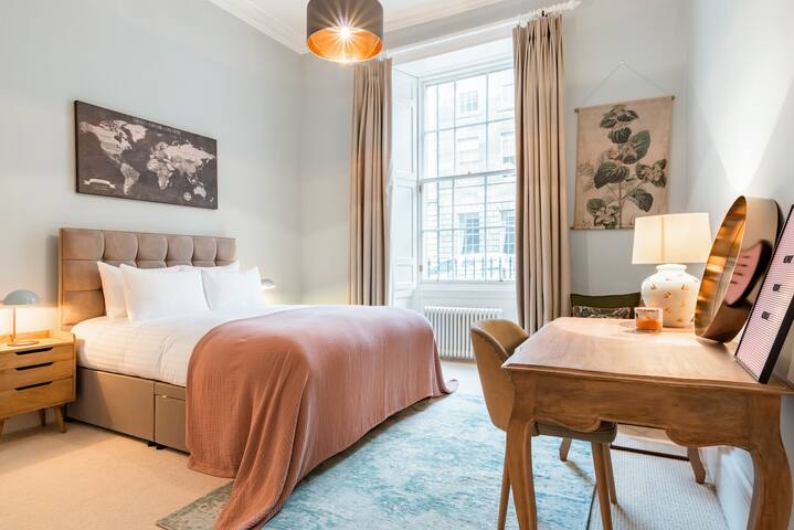 Bright, Sophisticated Gem in the Heart of Edinburgh gallery image 5