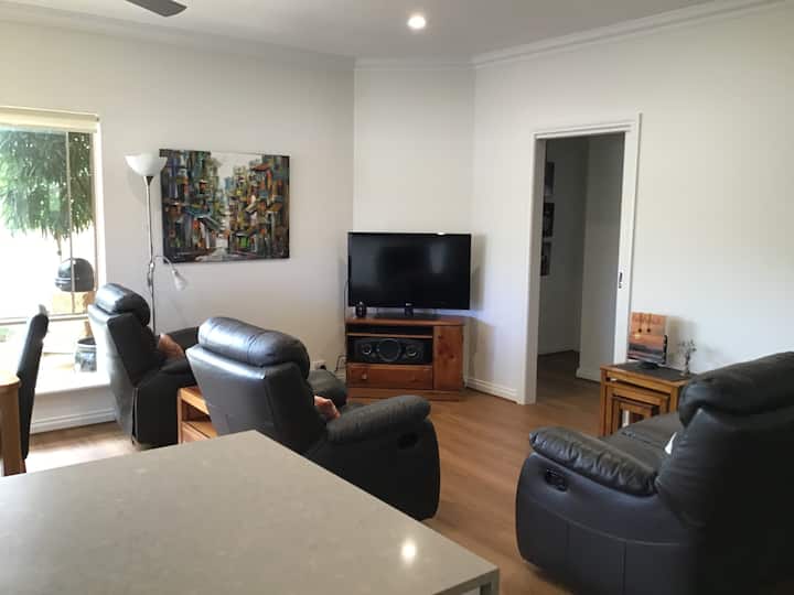 Gorgeous Renovated 2 Bed Home Walk To Beach - Glenelg