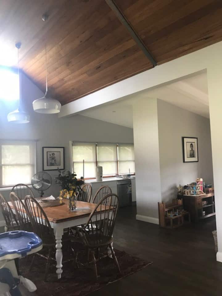 مساحات معيشة واسعة مفتوحة مع إطلالات جميلة