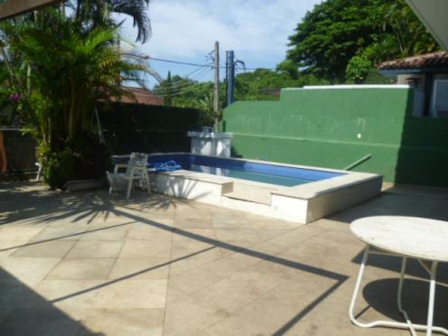 Área externa com piscina e churrasqueira