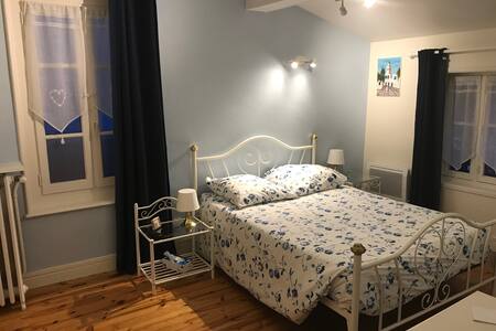 Chambre privée lumineuse et calme en centre ville