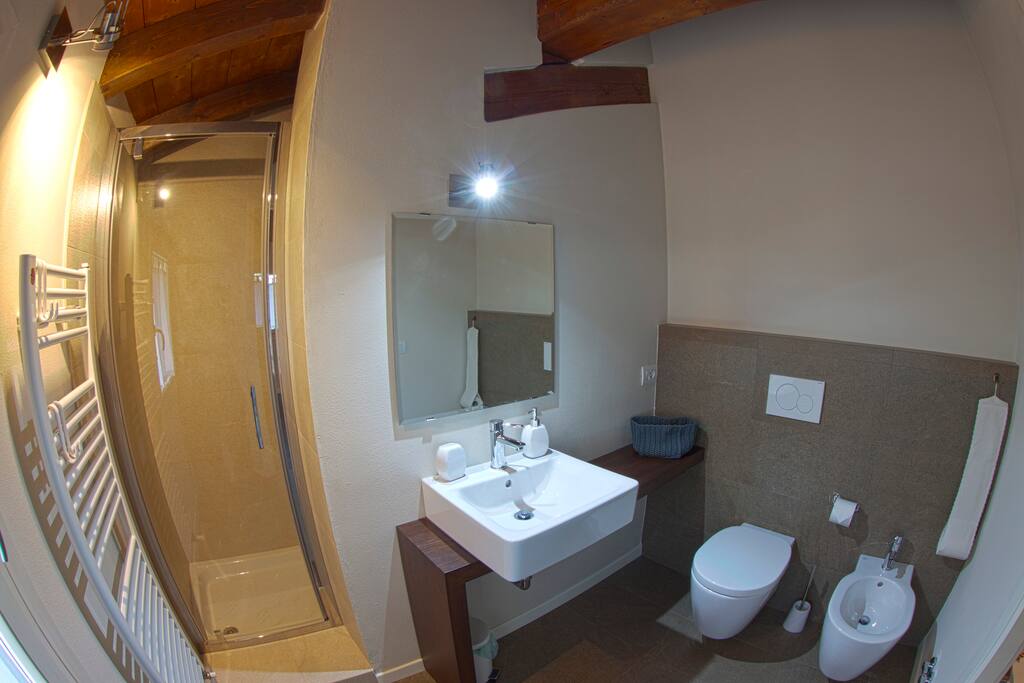 Bagno privato in camera con doccia