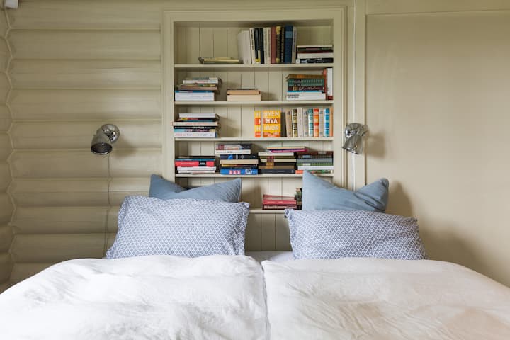 Მთავარ საძინებელში არის 193 × 203 სმ ზომის ორადგილიანი საწოლი Dux-ისგან.