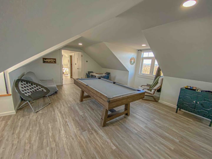 Tavolinë pishine në zonën e papafingos