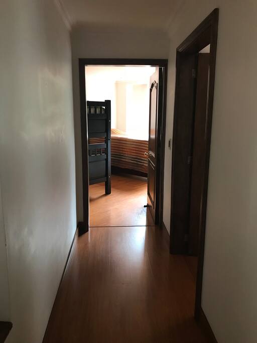Vista desde el hall para entrar a la habitación. Mi habitación es la del lado. ////View from the hall to your room. The main room (mine) is right next to yours.
