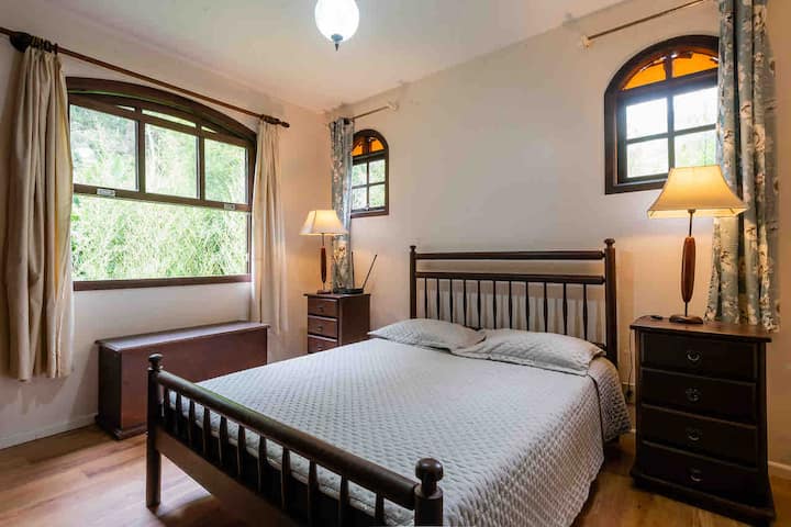 4号套房白色房屋 