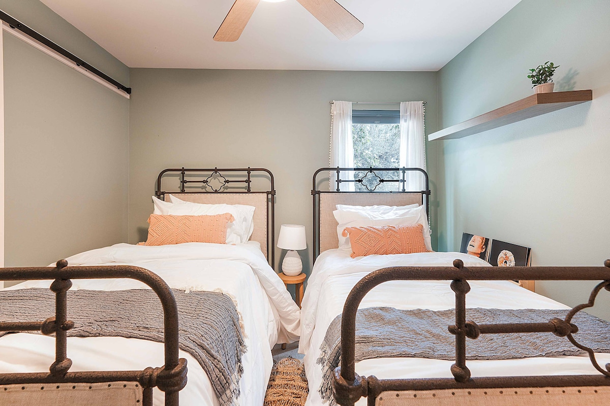Sunny SoCo House: Explore Austin with Ease!