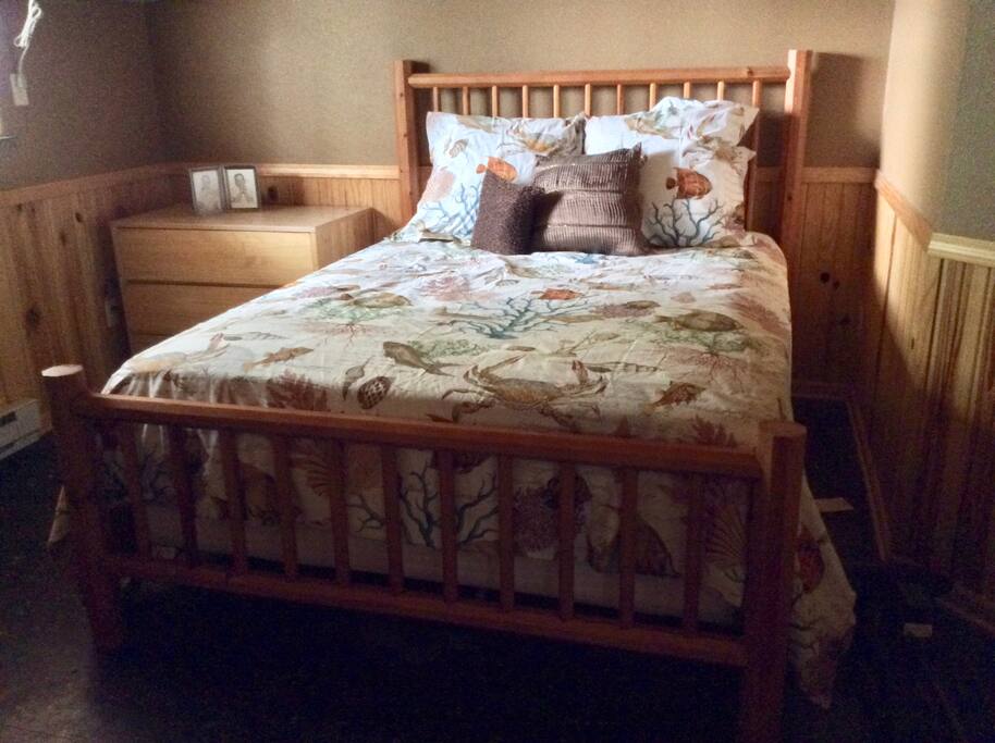 Bedroom w/Queen & Bunkbed