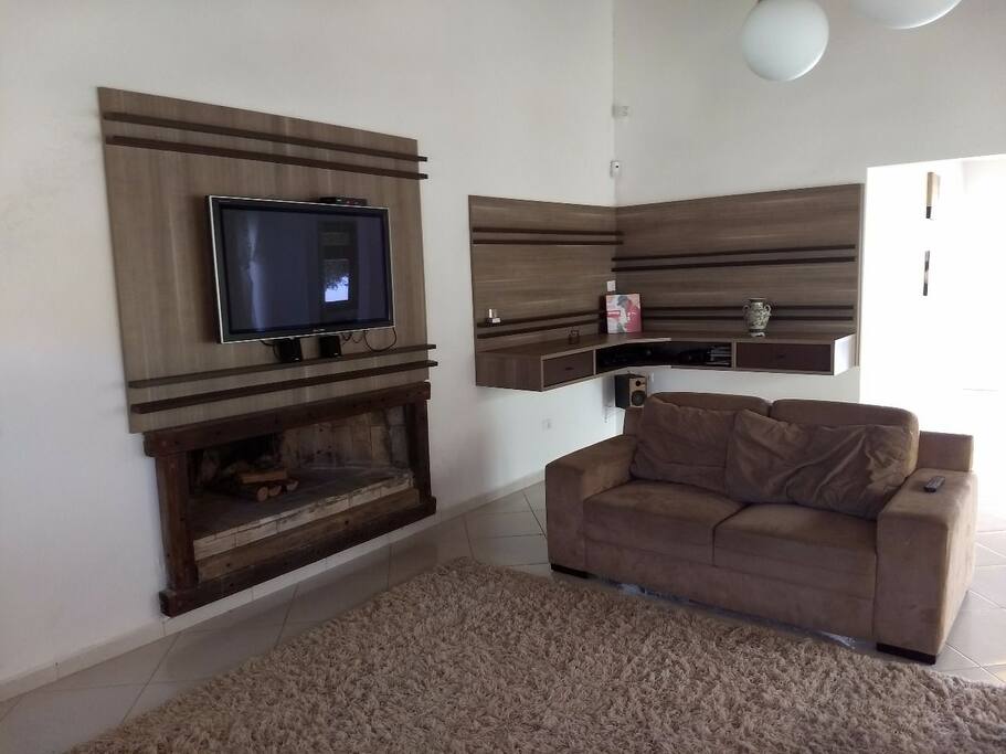 Sala ampla com lareira