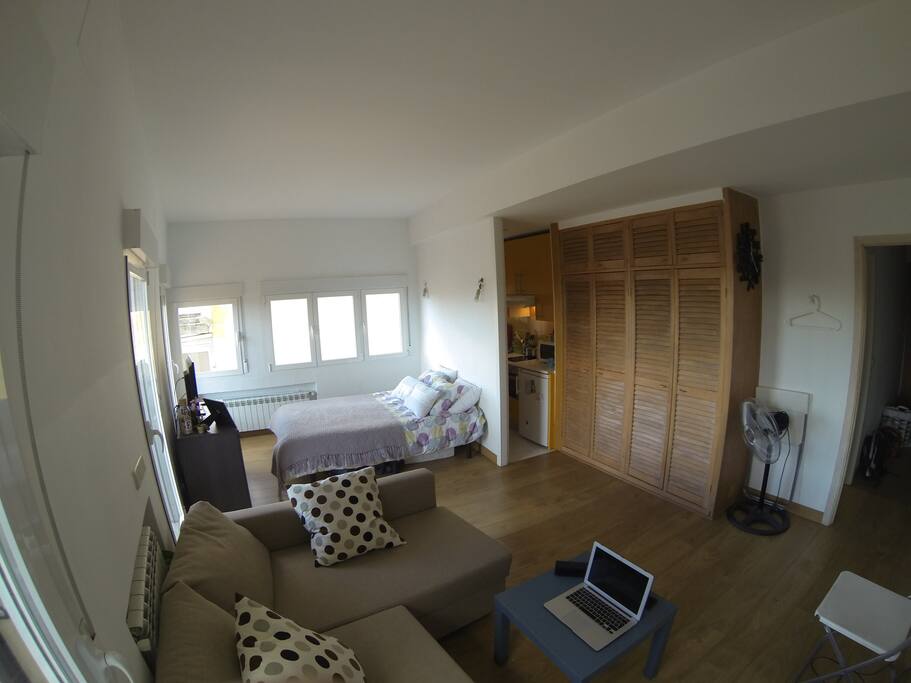 Loft/Studio space with amazing terrace in Chamberí. Location is perfect for short or extended visits to Madrid. // Estudio/Loft con magnífica terraza en Chmberí. Ubicación perfecta para visitar Madrid.