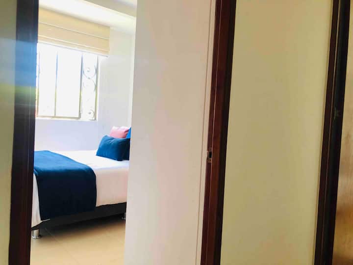 Extra kamer, perfect comfortabel voor twee personen, is zeer licht, fris en rustig. 
Het heeft een kast, SmartTV en de jaloezie is dubbel met verduistering voor meer privacy en het verminderen van het licht. 