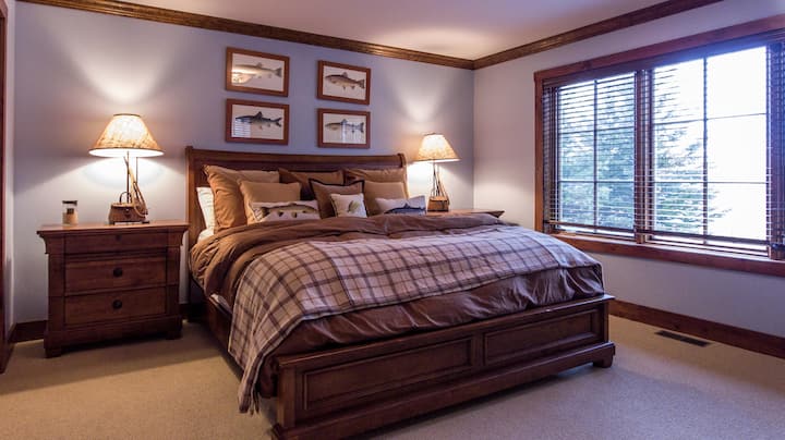 Საძინებელი №1. მთავარი, en suite. Საწოლი დიდი ზომის, მთავარი სართული.