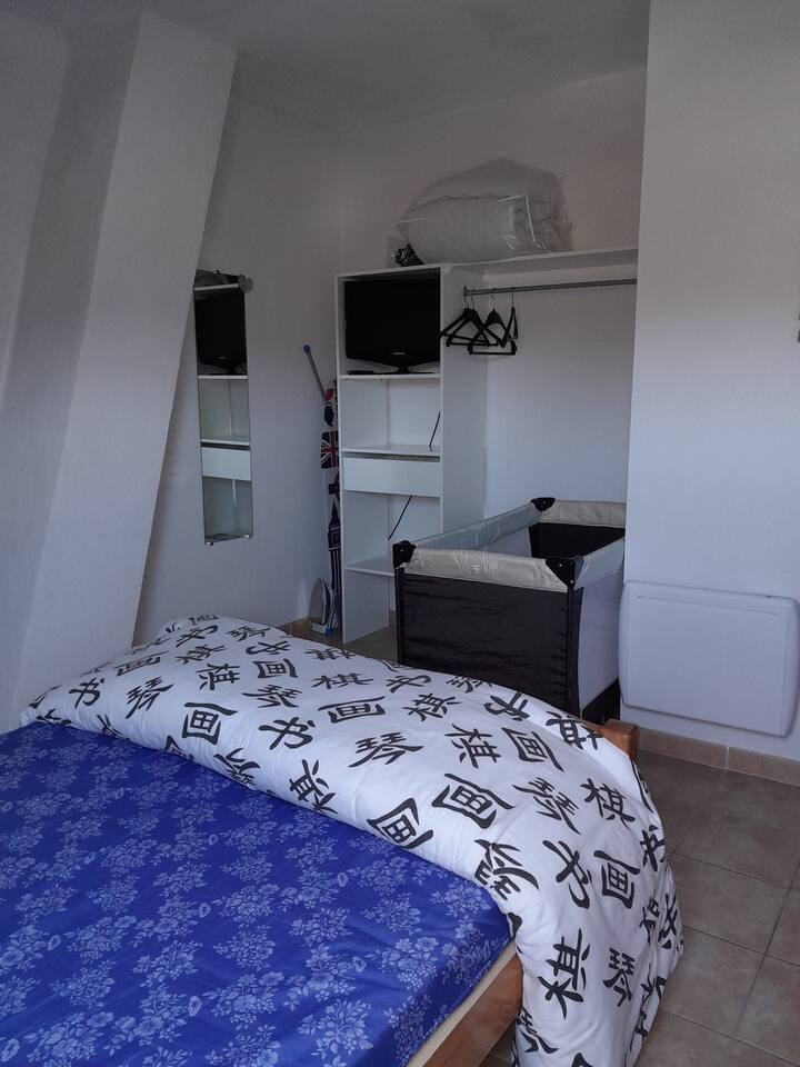 Prvá spálňa vybavená detskou postieľkou 