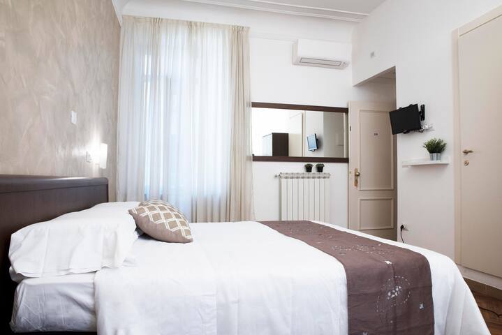 Hotel Capri Roma – camera 2 gallery image 3