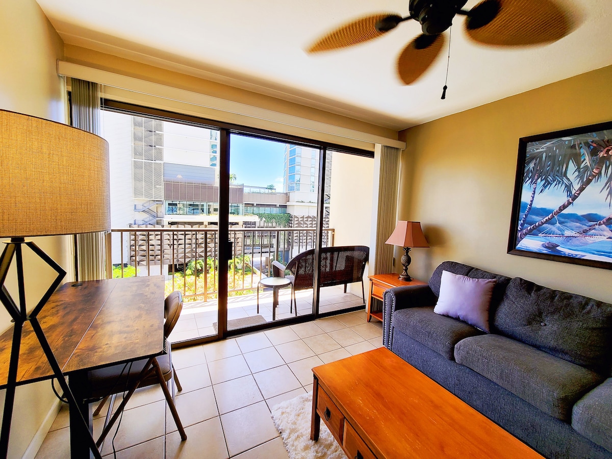 Newly added height adjustable desk for your remote working need while enjoying your vacation here.  Pls note there is no bench on the lanai anymore but we have upgraded it to 2 chairs and 1 table for you at the lanai