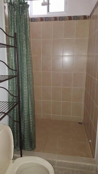 banos 1,20x3.5 amplios con muebles lava manos,y ventana pequena