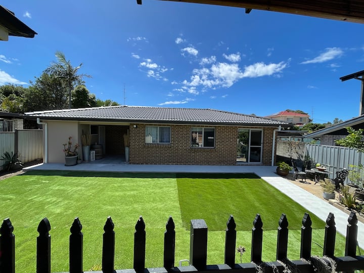 3 bedrooms Villa home just 1 st away frm the Lake. Houses for Rent in