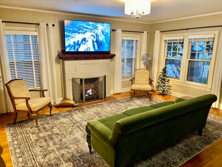 Magnolia Cottage-1945 Tudor Revival, Gas Fireplace - Van Buren, AR