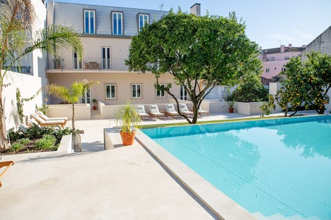 Airbnb em destaque: Casa René, studio, garden and big pool (4th floor) em União Das Freguesias De Almada, Cova Da Piedade, Pragal E Cacilhas