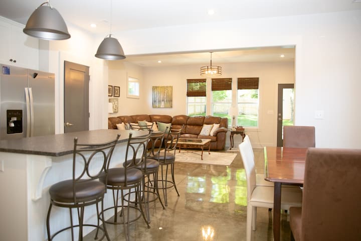 Classy Stay only 2 Miles from Downtown – Sleeps 12