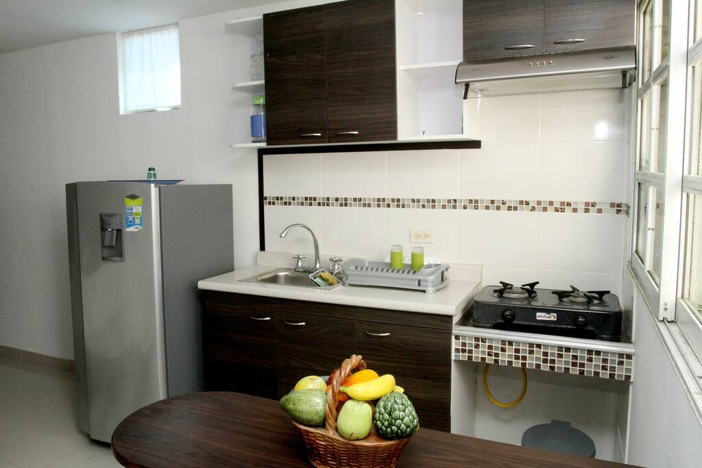 Cocina equipada con: nevera, estufa, cafetera, vajilla, licuadora y todo lo necesario para preparar los alimentos