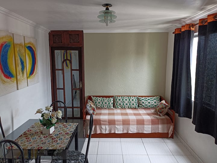 غرفة معيشة تضم سرير أريكة 