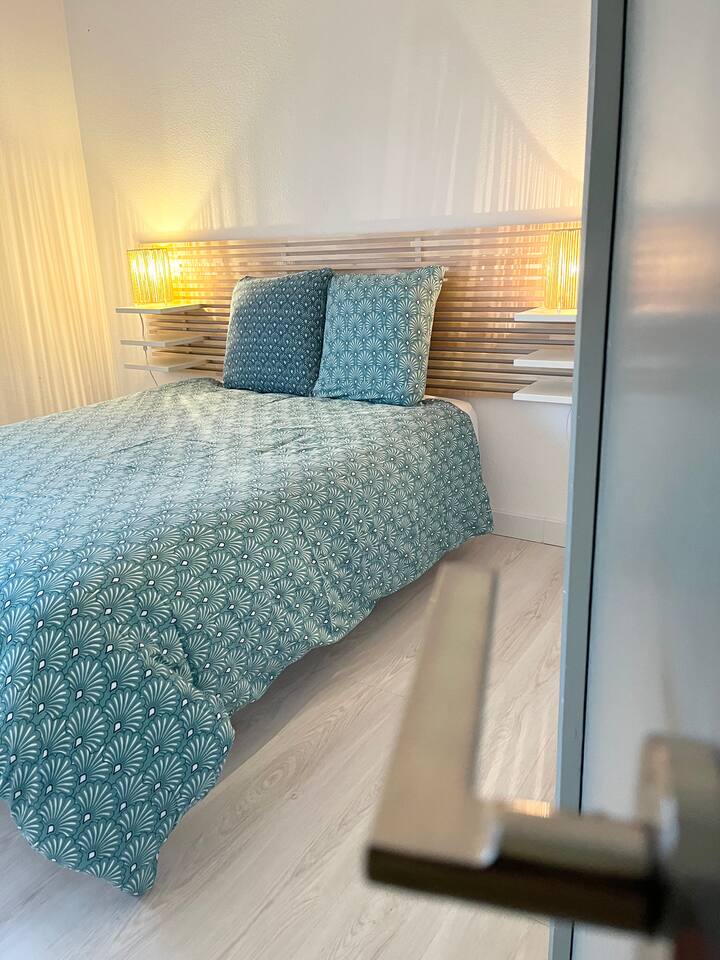 ชั้น 1:
ห้องนอนใหญ่พร้อมเตียง 140/190 และตู้เก็บของขนาดใหญ่ 