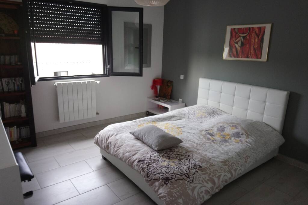 Un nouveau lit avec un matelas confortable à mémoire de forme