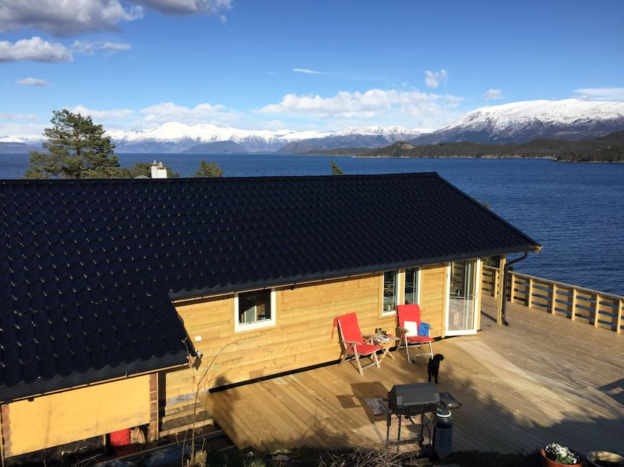 The cottage is situated 70 m from the water, with a great view towards Rosendal and the mountains around