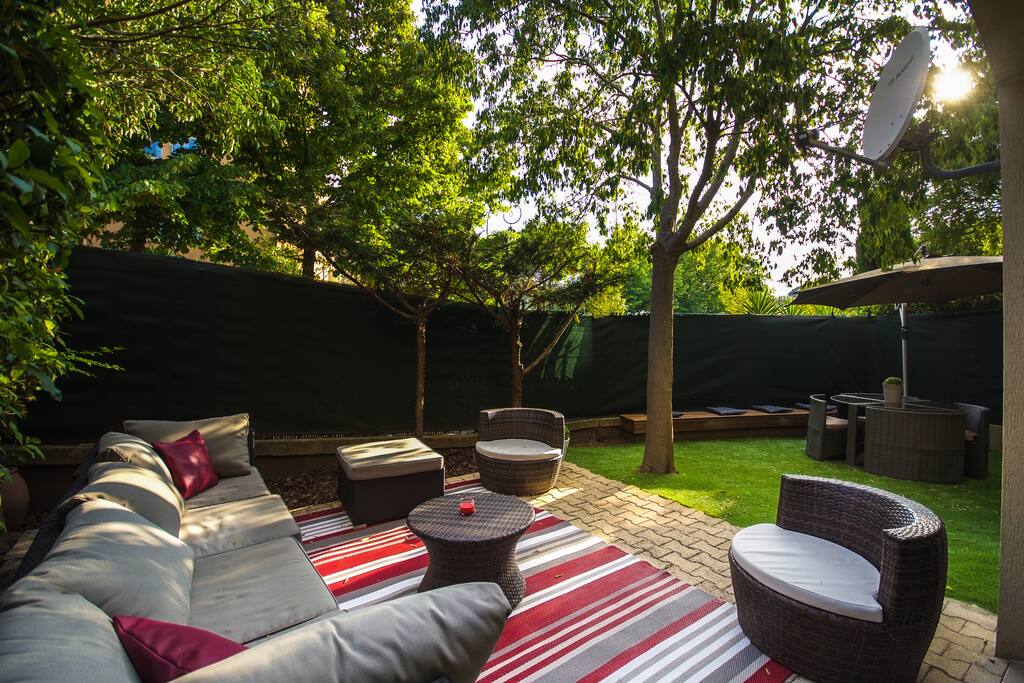 Jardin avec son salon et sa table à manger