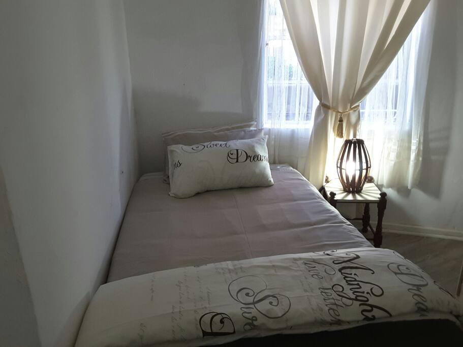 Downstairs becroom with 2 beds.