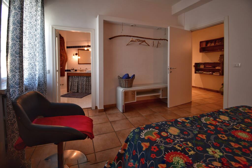 Camera ,bagno ,ingresso/libreria.