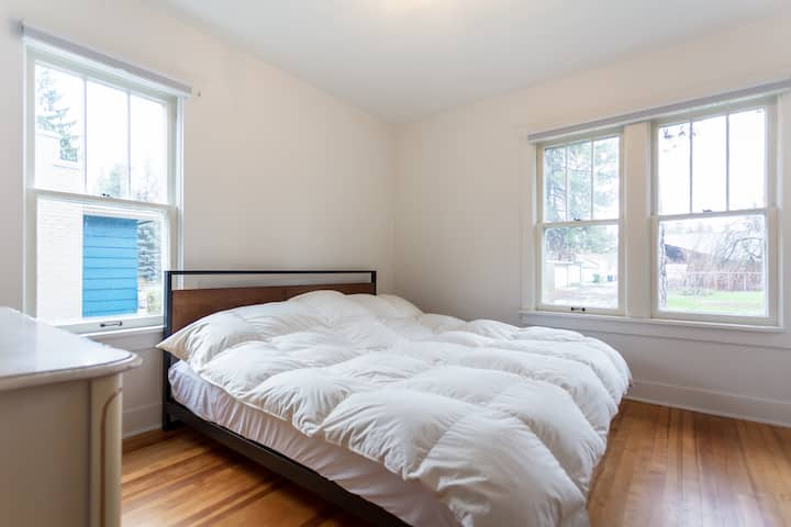 Dormitorio en el nivel principal (cama tamaño king y persianas opacas).