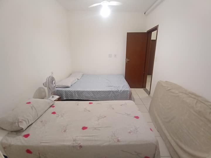 Internát 02 so stropným ventilátorom, 01 manželskou posteľou, 01 samostatnou posteľou a 02 samostatnými matracmi navyše.