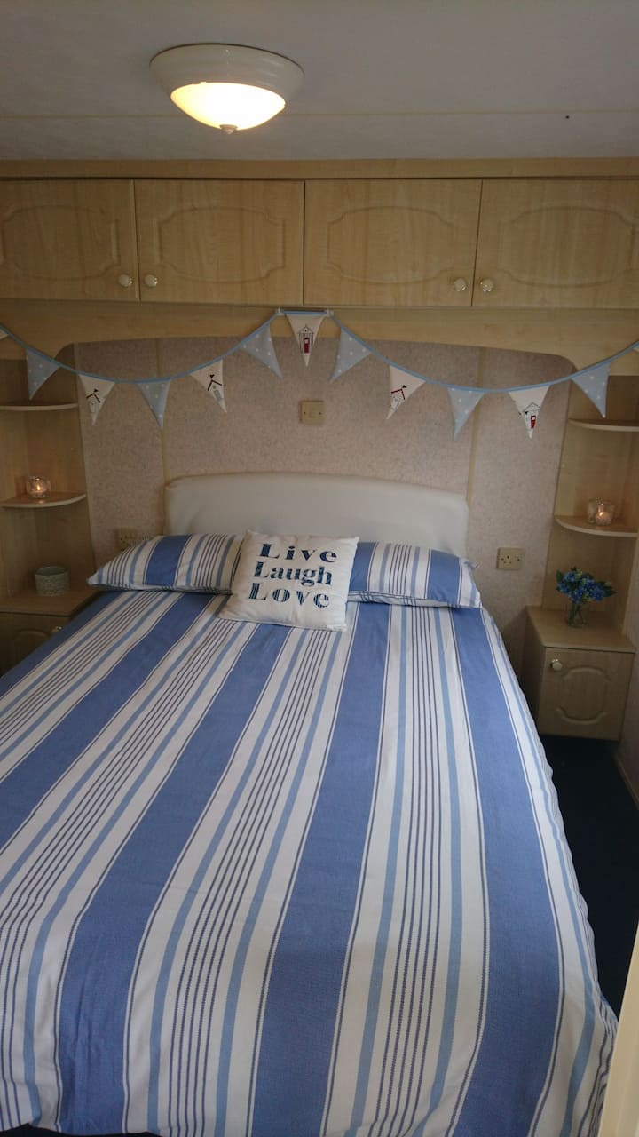 لحاف بحجم كبير على سرير مزدوج، لا أحد يقرص جميع الأغطية! 