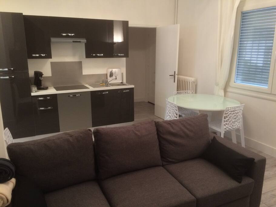 Table à manger pour 4 personnes. 6-8 personnes avec la rallonge.